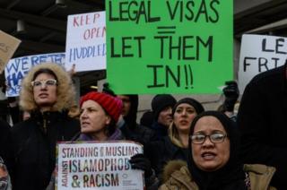 no aeroporto de JFK, em Nova York, manifestantes pediam a liberação da entrada dos estrangeiros