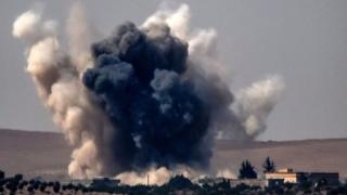 Umwotsi mu kirere inyuma y'ibitero vy'indege i Jarablus itariki 24 z'ukwezi kw'umunani