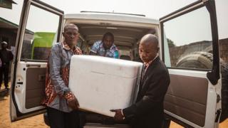 Des personnels de santé débarquent des caisses contenant des vaccins de fièvre jaune à Kinshasa
