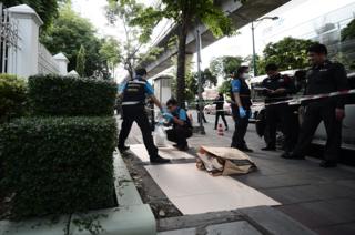 เจ้าหน้าที่กำลังเก็บกู้ชิ้นส่วนระเบิด