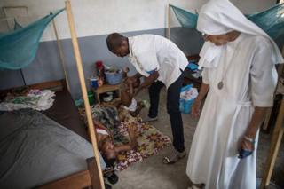 Wata mata na shan fama da azabar ciwon mara sakamakon zubar da ciki da tay a Jamhuriyyar Dimokradiyyar Congo