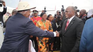 Rais Museveni wa Uganda na mwenzake wa Tanzania John Pombe Magufuli
