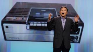 Kazao Hira with a Betamax recorder