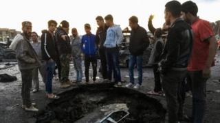 شباب عراقيون يتجمعون حول موقع انفجار سيارة مفخخة في بغداد الخميس 16/2/2007