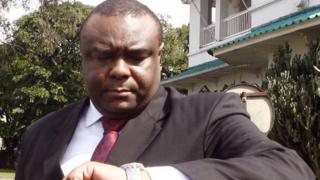 Jean-Pierre Bemba en 2006 scrute sa montre (illustration)