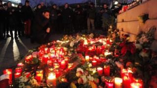 Политики и граждане собрались, чтобы почтить память жертв нападения