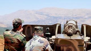 Syrian army soldiers aim artillery at rebel-held areas of the Qalamoun mountains during an operation to take control of Zabadani (9 July 2015)