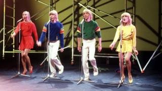 1981 yılında İngiltere'ye tekrardan birincilik getiren Bucks Fizz'in başarısında ana renklerdeki kıyafetlerinin ve kızların çıtçıtlı eteklerinin de etkisi olmuştu.
