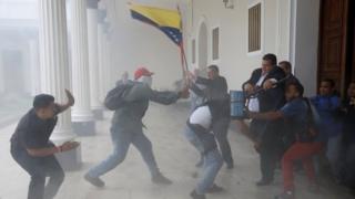 Momento en el que intentan asaltar el hemiciclo del palacio Legislativo.