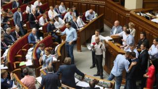 Во время рассмотрения вопроса о КС депутаты некоторое время блокировали трибуну, требуя снятия депутатской неприкосновенности