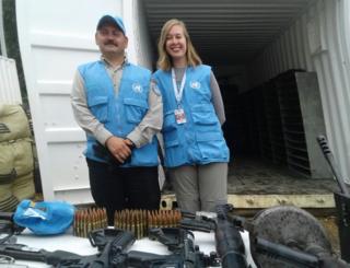 El capitán Jorge Luis Vélez y Guillermina Gutnisky delante de uno de los contenedores donde ahora se encuentran las armas de las FARC.