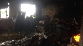 Umuriro ushobora kugaragara hano imbere mu gice cy'inzu ya Grenfell Tower kuri uyu wa kane
