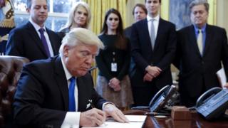 Trump junto a su equipo