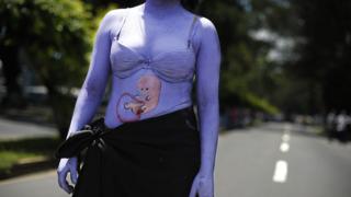 Hay médicos que retrasan la atención a emergencias obstétricas por miedo a ser acusador de practicar un aborto.