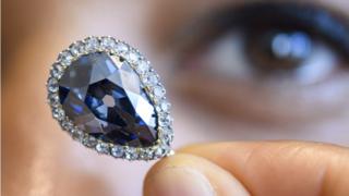 A Sotheby's employee displays the Farnese Blue during a preview in Geneva, Switzerland, 9 May 2018