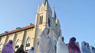 Salat Ied di depan gereja di Malang, Jawa Timur