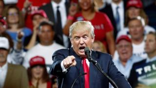トランプ氏の発言はイスラム教徒社会の感情を逆なでしてきた(写真は18日にアリゾナ州で開かれた支持者集会で演説するトランプ氏)