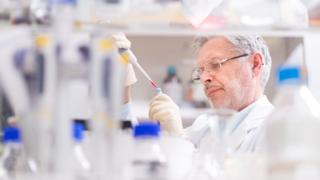 Cientista prepara experimento em laboratório