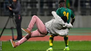 Mashabiki wavuruga mechi kati ya Senegal na Ivory Coast