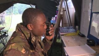 Mwanajeshi akifanya mawasiliana na wenzake