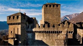 位於瑞士和意大利接壤處的貝林佐納 (Bellinzona) 城堡的城垛,在中世紀土地戰爭中意義重大
