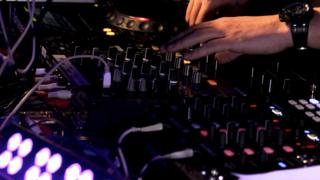 DJ bir gece kulübünde şarkıyı yeniden düzenliyor