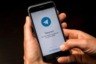 Akıllı telefonda Telegram uygulaması görülüyor.