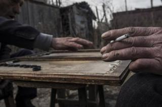 Domiklerde (küçük, geçici deprem evleri) tavla benzeri Narde oyununu oynayanlar