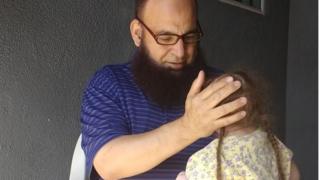 ليبي يرعى أطفالا على وشك الموت في الولايات المتحدة