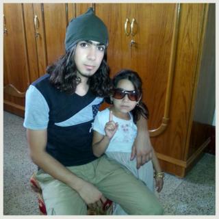Joven junto a una niña pequeña