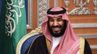Suudi Arabistan Veliaht Prensi Muhammed bin Salman gülerken görülüyor.