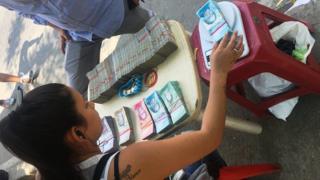 Cambista colombiana con dinero venezolano. (Foto: Boris Miranda)