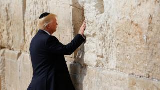 Trump en el muro de los lamentos.