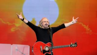 Barry Gibb Brings Glastonbury To Its Feet - BBC News