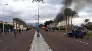 Un bus de touristes en feu après l'explosion d'une bombe en 2014 à Taba dans le Sinai (illustration)