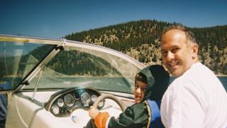 Jason, el marido de Celia, trabaja como consultor informático. En esta imagen de 2006 posaba junto a su hijo Christian. (Foto cortesía de Celia Randolph).