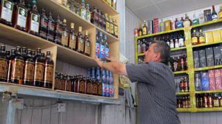 İraqda alkohol dükanı
