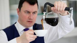 Un hombre sirviendo café
