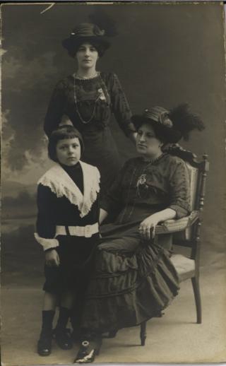 Francisca Sánchez con Rubén Darío Sánchez, "Güicho", el hijo del poeta.