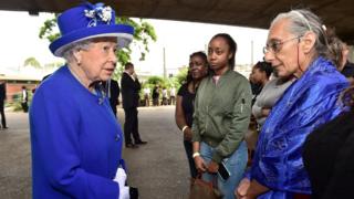 Umwamikazi Elizabeth II ahura n'abarokotse umuriro