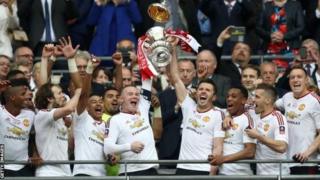 Manchester United ayaa bishii shanaad ee sanadkii hore ku guulaysatay koobkii 12naad ee FA ah ka dib markii ay ka badisay Crystal Palace