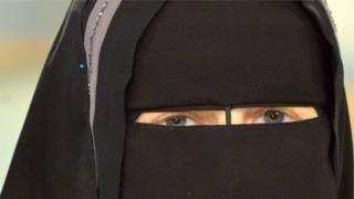 Hərbçilərə, məmurlara və hakimlərə niqab taxmaq qadağandır