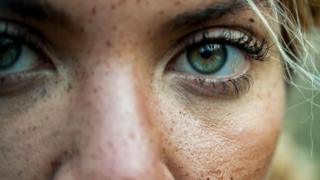 Un rostro de mujer en un plano muy cerrado