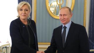 Vladimir Putin Marine Le Pen tokalşıyor