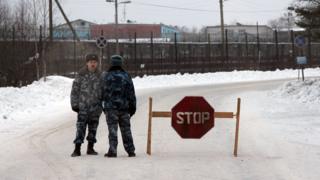 Полицейские у колонии в городе Сегежа