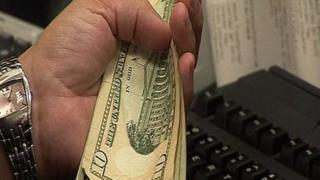 AQSh dollari tutgan qoʻl