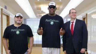 Rodman Kuzey Kore'de gazetecilere poz veriyor