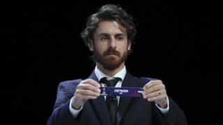 Cựu danh thủ Argentina Pablo Aimar trình tên đội Việt Nam trong lễ bốc thăm Fifa U-20 tại Suwon, Hàn Quốc