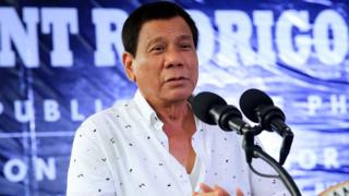 Tổng thống Philippines Rodrigo Duterte đã bỏ hút thuốc