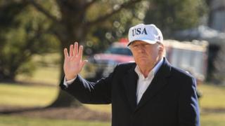 ABD Başkanı Donald Trump eli havada